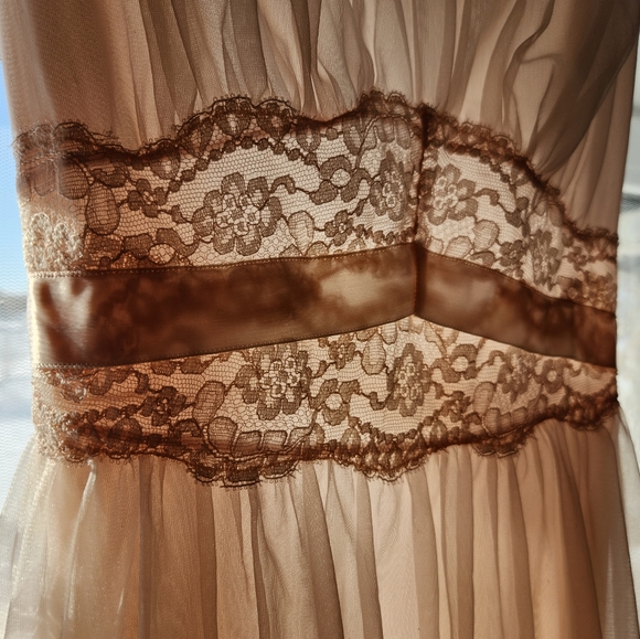 1960s Vanity Fair Nightgown - Picture 2 of 8